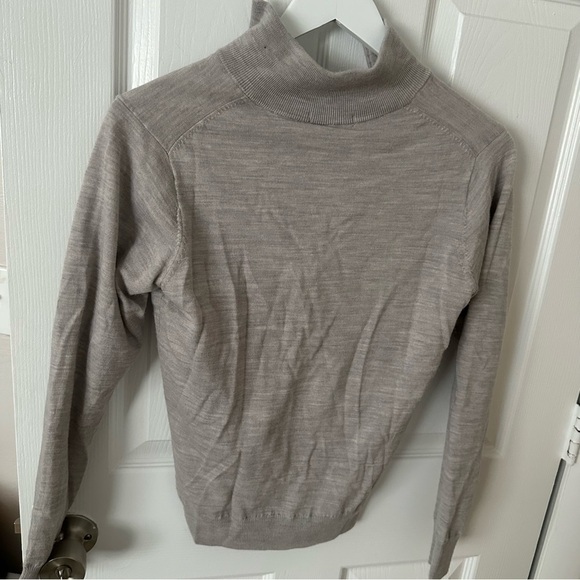 Georgetown University Windbreaker 1/4 Zip Sweatshirt - Picture 3 of 6